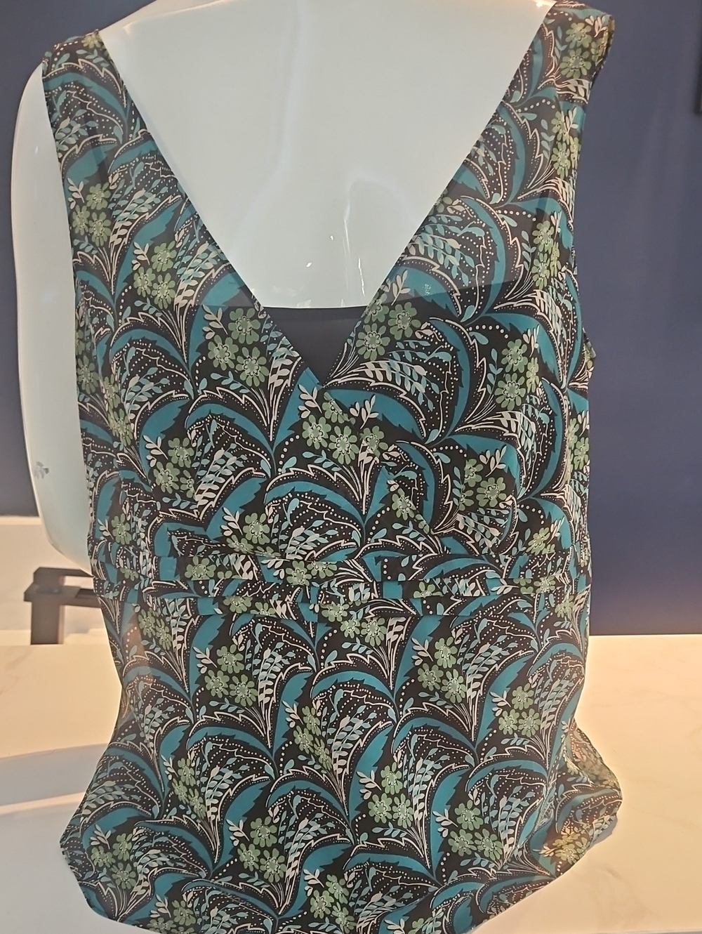 Flattering tank top Ann Taylor LOFT size 12